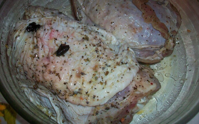 Запеченное бедро индейки в лимонно-луковом маринаде: фото к шагу 7. Запеченное бедро индейки в лимонно-луковом маринаде: фото к шагу 7.