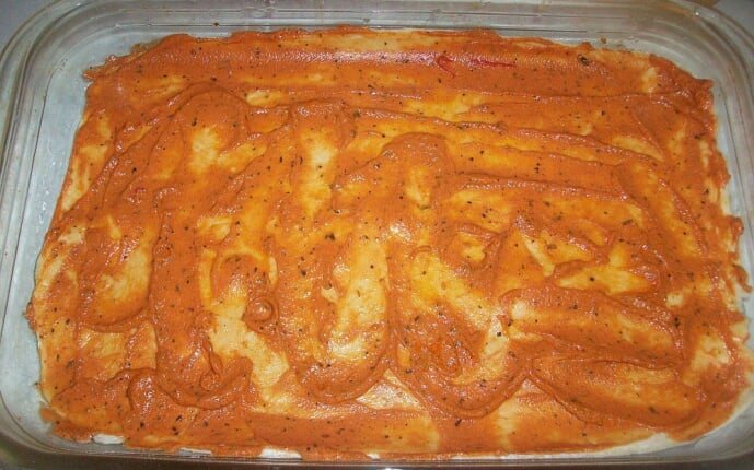 Пицца с салями, беконом, моцареллой, грибами, прошутто и сыром: фото к шагу 11.