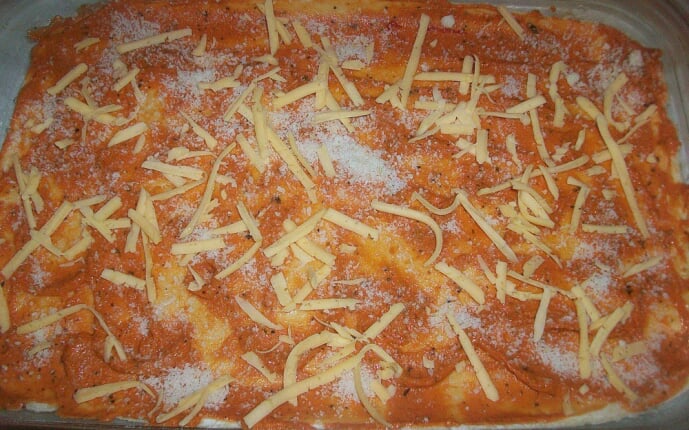 Пицца с салями, беконом, моцареллой, грибами, прошутто и сыром: фото к шагу 12.