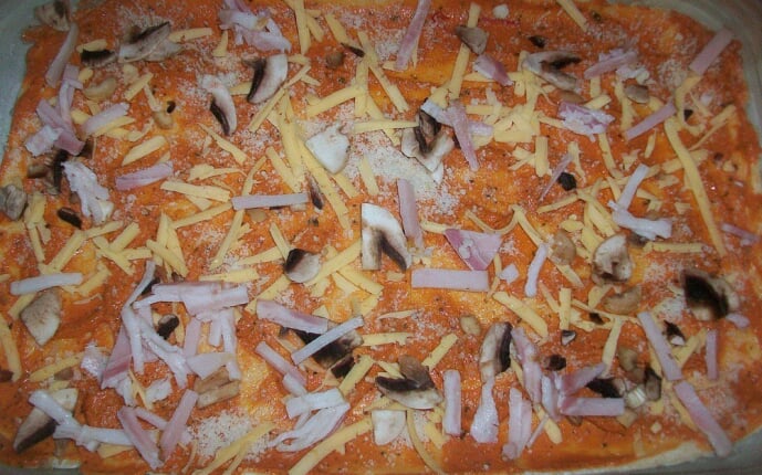Пицца с салями, беконом, моцареллой, грибами, прошутто и сыром: фото к шагу 13.