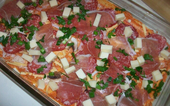 Пицца с салями, беконом, моцареллой, грибами, прошутто и сыром: фото к шагу 15.