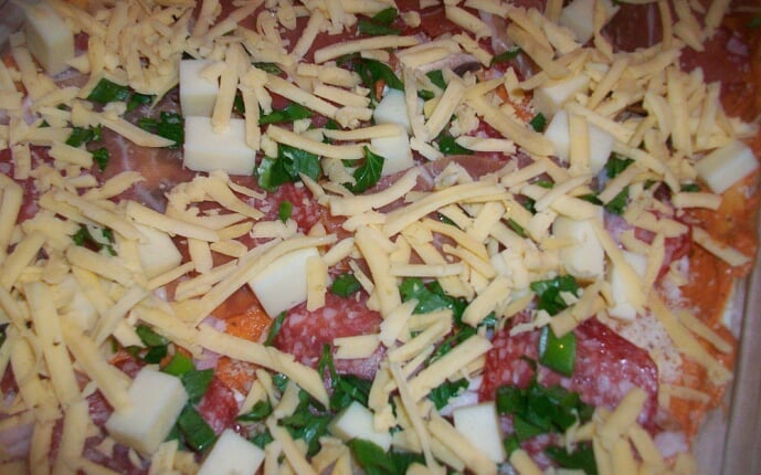 Пицца с салями, беконом, моцареллой, грибами, прошутто и сыром: фото к шагу 16.