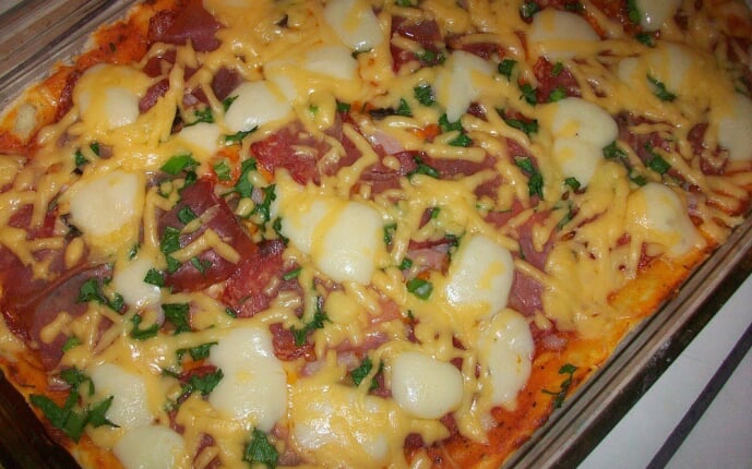Пицца с салями, беконом, моцареллой, грибами, прошутто и сыром: фото к шагу 17.