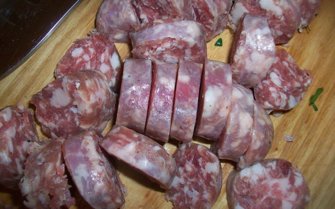 Пицца с домашними колбасками, салями, беконом, моцареллой, твердым сыром и зеленью на тонкой основе: фото к шагу 3. Пицца с домашними колбасками, салями, беконом, моцареллой, твердым сыром и зеленью на тонкой основе: фото к шагу 3.