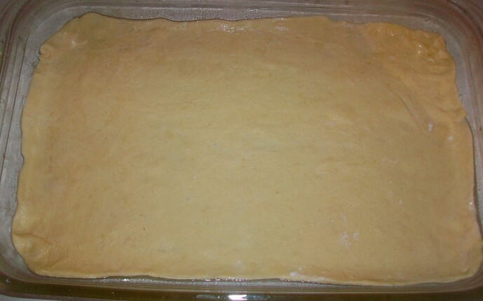 Пицца с домашними колбасками, салями, беконом, моцареллой, твердым сыром и зеленью на тонкой основе: фото к шагу 10. Пицца с домашними колбасками, салями, беконом, моцареллой, твердым сыром и зеленью на тонкой основе: фото к шагу 10.