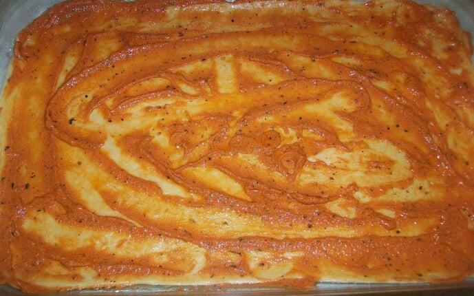 Пицца с домашними колбасками, салями, беконом, моцареллой, твердым сыром и зеленью на тонкой основе: фото к шагу 11. Пицца с домашними колбасками, салями, беконом, моцареллой, твердым сыром и зеленью на тонкой основе: фото к шагу 11.