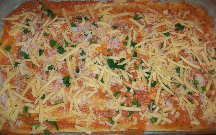 Пицца с домашними колбасками, салями, беконом, моцареллой, твердым сыром и зеленью на тонкой основе: фото к шагу 12. Пицца с домашними колбасками, салями, беконом, моцареллой, твердым сыром и зеленью на тонкой основе: фото к шагу 12.