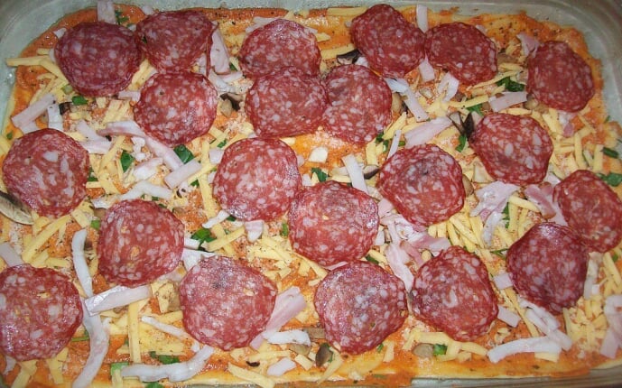 Пицца с домашними колбасками, салями, беконом, моцареллой, твердым сыром и зеленью на тонкой основе: фото к шагу 13. Пицца с домашними колбасками, салями, беконом, моцареллой, твердым сыром и зеленью на тонкой основе: фото к шагу 13.