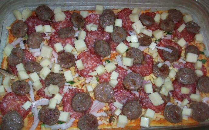 Пицца с домашними колбасками, салями, беконом, моцареллой, твердым сыром и зеленью на тонкой основе: фото к шагу 14. Пицца с домашними колбасками, салями, беконом, моцареллой, твердым сыром и зеленью на тонкой основе: фото к шагу 14.