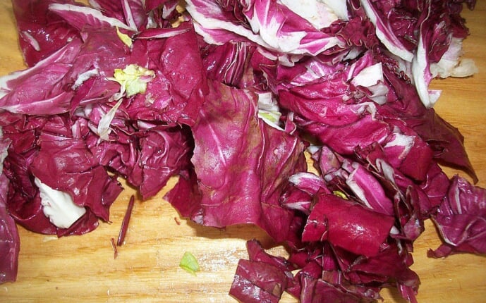 Салат из пекинской капусты, красного цикория и салата-латука с бальзамическим уксусом: фото к шагу 3. Салат из пекинской капусты, красного цикория и салата-латука с бальзамическим уксусом: фото к шагу 3.