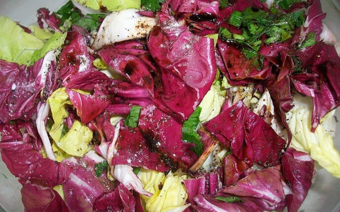 Салат из пекинской капусты, красного цикория и салата-латука с бальзамическим уксусом: фото к шагу 5. Салат из пекинской капусты, красного цикория и салата-латука с бальзамическим уксусом: фото к шагу 5.