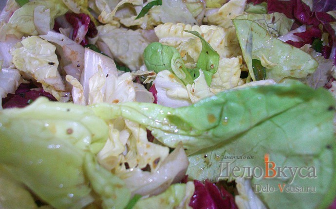 Салат из пекинской капусты, красного цикория и салата-латука с бальзамическим уксусом