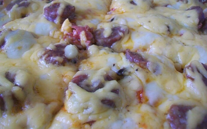 Пицца с домашними колбасками, салями, беконом, моцареллой, твердым сыром и зеленью на тонкой основе: фото к шагу 17. Пицца с домашними колбасками, салями, беконом, моцареллой, твердым сыром и зеленью на тонкой основе: фото к шагу 17.