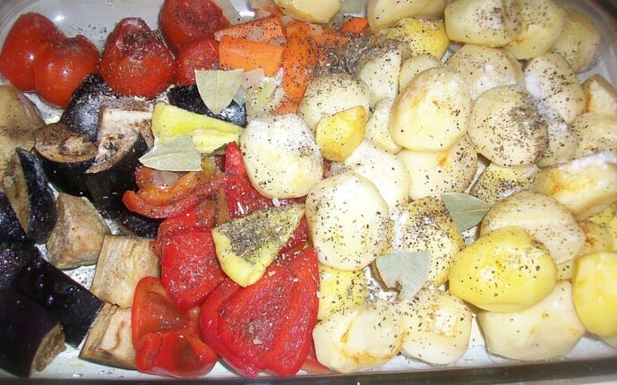 Домашние колбаски запеченные с овощами и картошкой: фото к шагу 6.