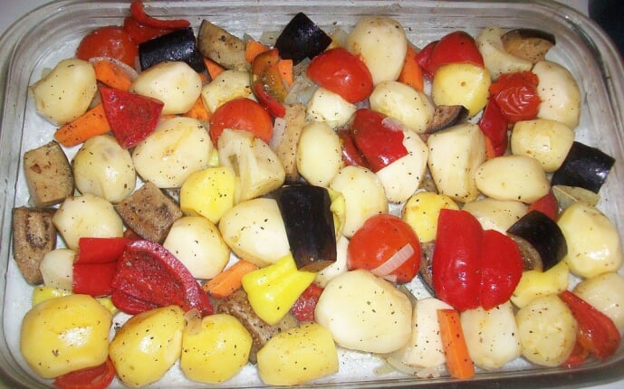 Домашние колбаски запеченные с овощами и картошкой: фото к шагу 7.