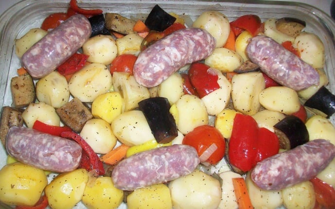 Домашние колбаски запеченные с овощами и картошкой: фото к шагу 8.