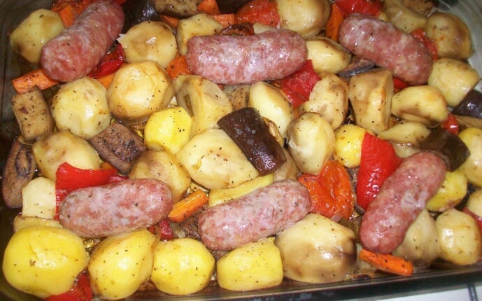 Домашние колбаски запеченные с овощами и картошкой: фото к шагу 9.
