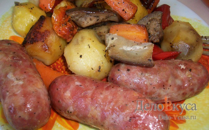 Домашние колбаски запеченные с овощами и картошкой