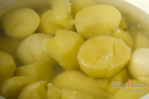Вареники с картошкой: Отварить картошку до готовности