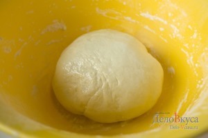 Пресное тесто для пельменей и вареников: Убрать тесто в теплое место