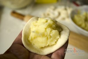 Вареники с картошкой: Кладем начинку на тесто