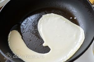 Блины на молоке: Выливаем тесто на сковородку