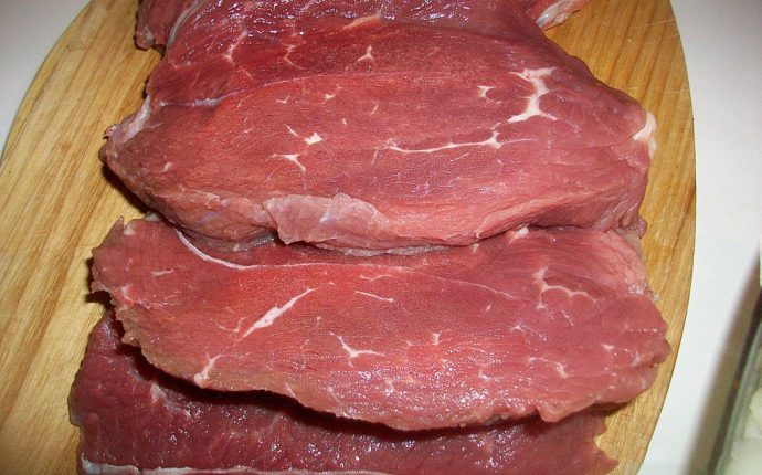Говядина запеченная в духовке с томатным соусом: фото к шагу 2.