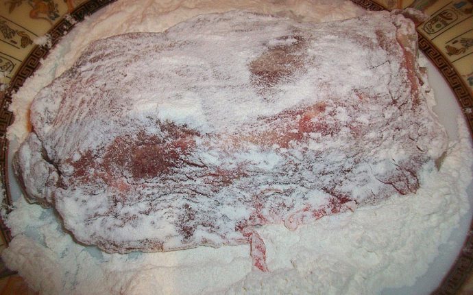 Говядина запеченная в духовке с томатным соусом: фото к шагу 3.