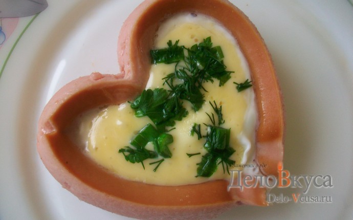 Яичница с сосисками для романтического завтрака