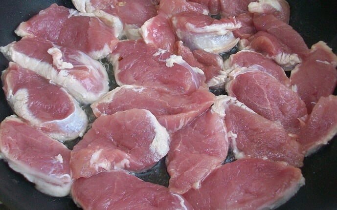 Свиная вырезка жаренная с луком и чесноком: фото к шагу 1.