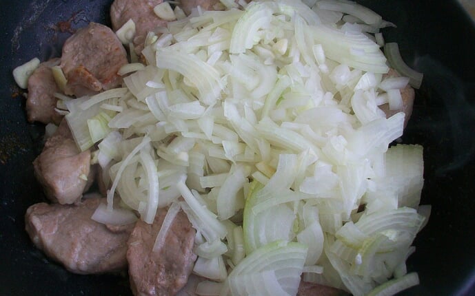 Свиная вырезка жаренная с луком и чесноком: фото к шагу 5.