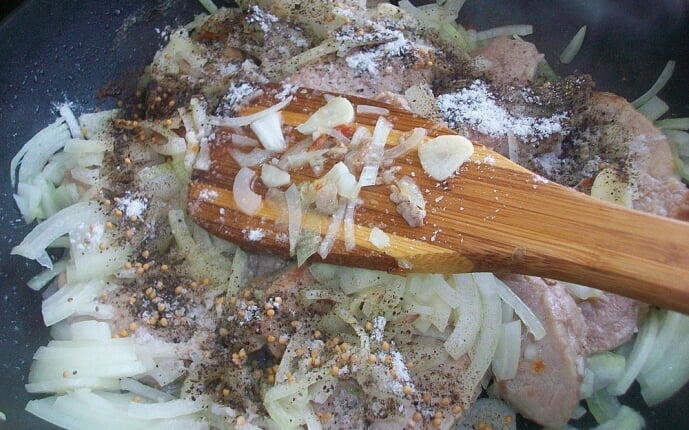 Свиная вырезка жаренная с луком и чесноком: фото к шагу 6.