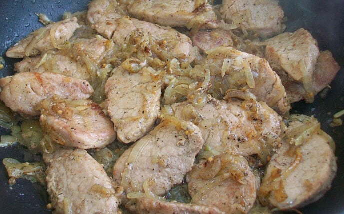 Свиная вырезка жаренная с луком и чесноком: фото к шагу 7.