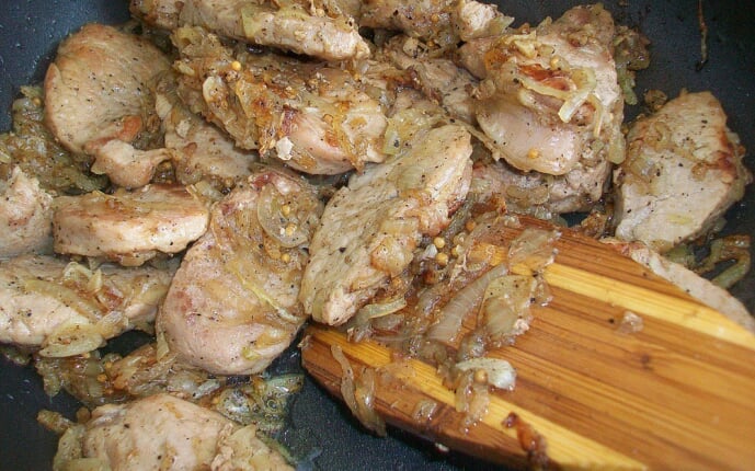 Свиная вырезка жаренная с луком и чесноком: фото к шагу 8.
