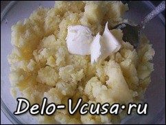 В картофельное пюре добавить сливочное масло, при необходимости соль и перец