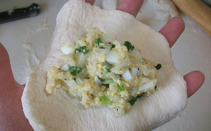 Жареные пирожки с рисом, яйцом и луком: фото к шагу 6.