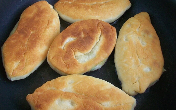 Жареные пирожки с рисом, яйцом и луком: фото к шагу 11.
