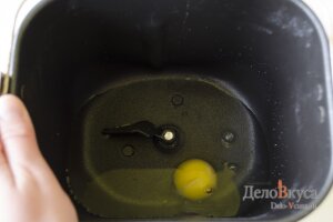 Пельменное тесто для хлебопечки: Добавляем в контейнер воду и яйца