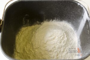 Пельменное тесто в хлебопечке: Добавляем просеянную муку