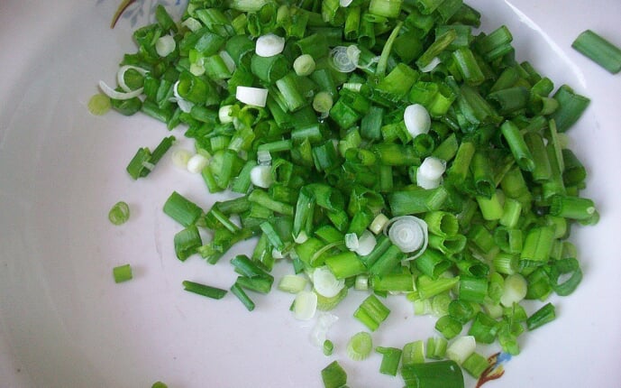 Пицца с салями и охотничьими колбасками: фото к шагу 3.