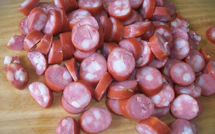 Пицца с салями и охотничьими колбасками: фото к шагу 4.