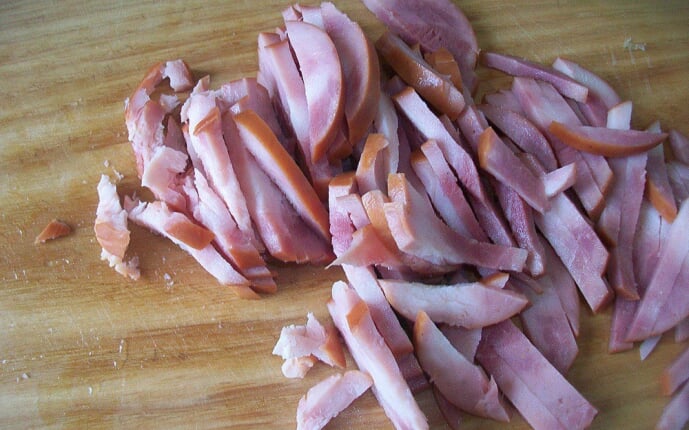 Пицца с салями и охотничьими колбасками: фото к шагу 5.