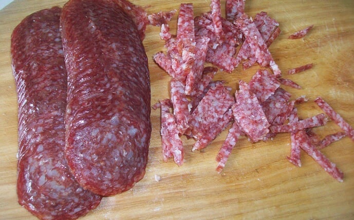 Пицца с салями и охотничьими колбасками: фото к шагу 6.