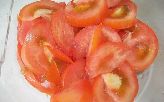 Пицца с салями и охотничьими колбасками: фото к шагу 7.