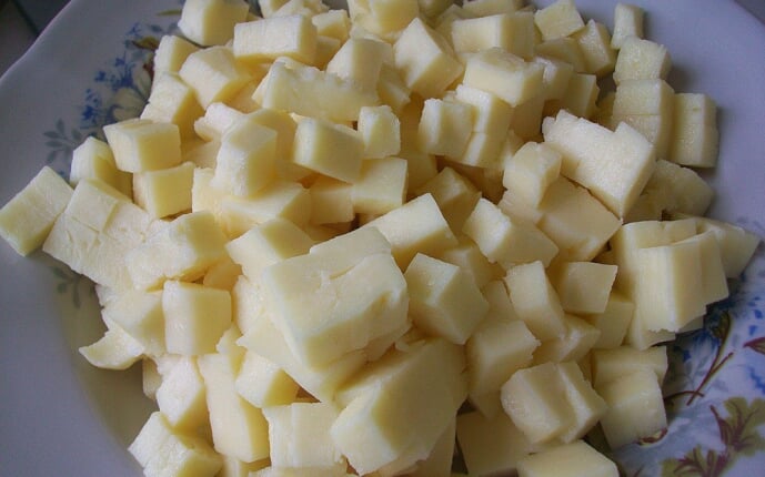 Пицца с салями и охотничьими колбасками: фото к шагу 9.