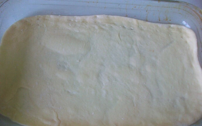 Пицца с салями и охотничьими колбасками: фото к шагу 10.