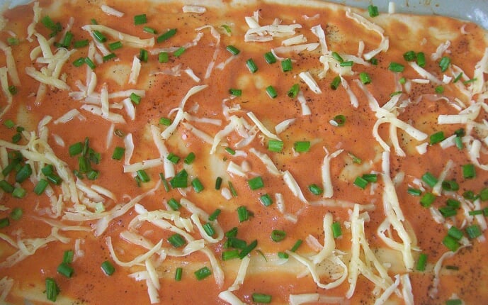 Пицца с салями и охотничьими колбасками: фото к шагу 12.