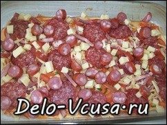 Пицца с салями, колбасой, помидорами, моцареллой, твердым сыром, охотничьими колбасками и зеленью: фото к шагу 14.