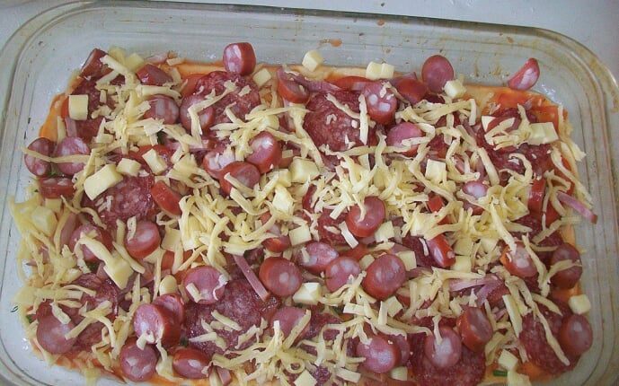 Пицца с салями и охотничьими колбасками: фото к шагу 15.