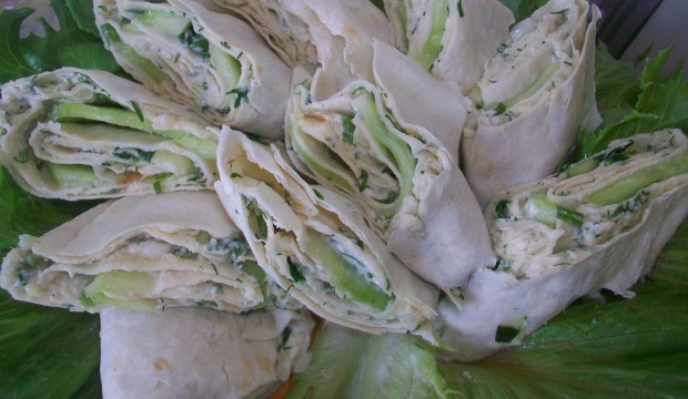 закуска из лаваша с плавленным сыром, чесноком и огурцами